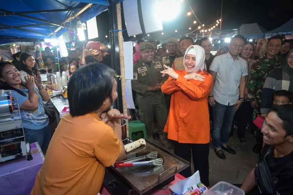 Pasar Malam Utara Fest 2024 di Pelabuhan Poetere, Indira Disambut Antusias Warga