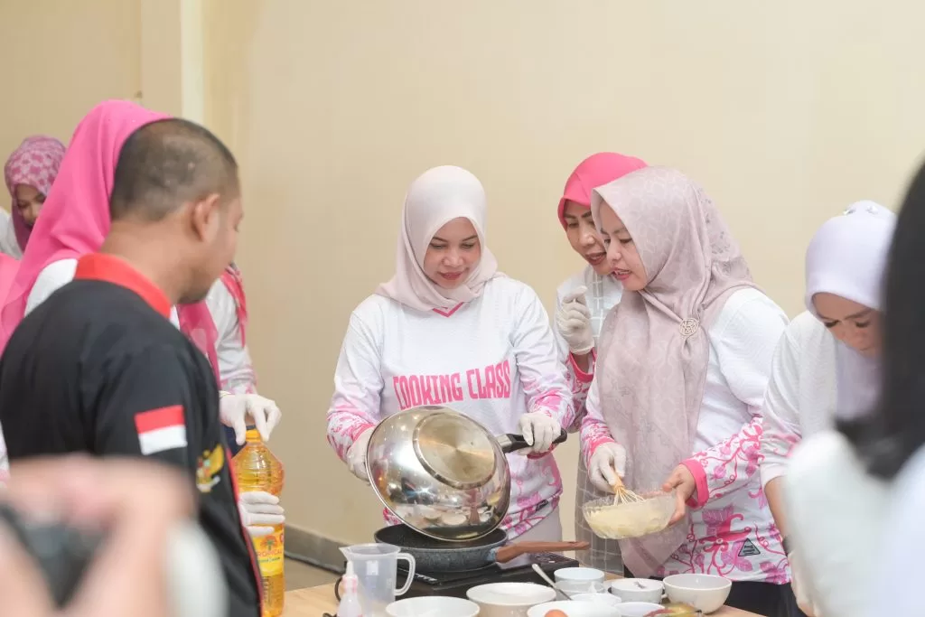 Fadlia Firman Memasak Bersama Enam Istri Wali Kota di Balikpapan