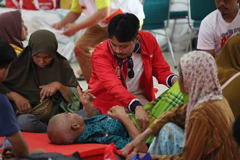 Dokter Udin Turun Langsung Periksa Kesehatan Korban Banjir