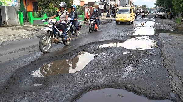 Kondisi Infra Struktur  Jalan di Bone  Memperihatinkan , Warga Nilai BMCKTR Tidak Becus