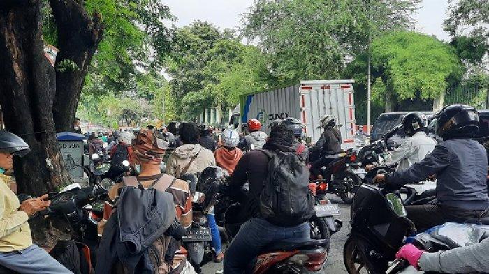 Pembeli Baju Lebaran  Sebabkan Kemacetan  di Jalan MT.Haryono Bone