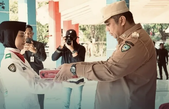 Persiapan Menyambut HUT Ke-79 Kemerdekan RI, Bupati Chaidir Syam Serahkan Duplikat Bendera Merah Putih Kepada 