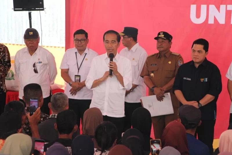 Kunker di Maros, Presiden Jokowi Cek Stok Beras di Bulog Batangase