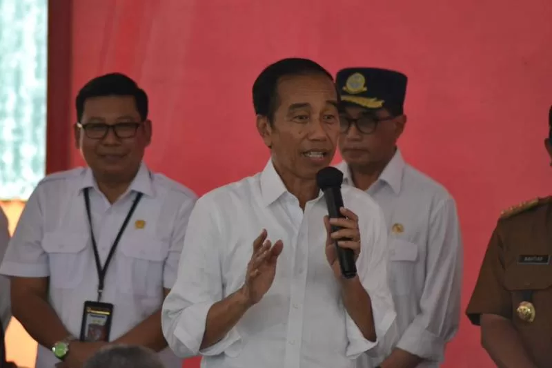 Atasi Dampak Kenaikan Harga Beras, Presiden Jokowi Serahkan Bantuan Pangan Kepada 1.000 KPM di Maros