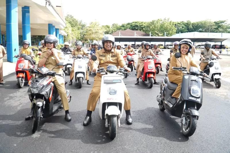 Bupati Chaidir Syam Serahkan 23 Motor Listrik ke Kelurahan untuk Digunakan sebagai Kendaraan Dinas