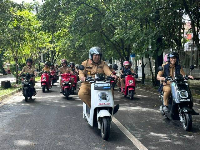 Rayakan Tiga Tahun Memimpin Maros, Chaidir–Suhartina Keliling Kota Pakai Motor Listrik