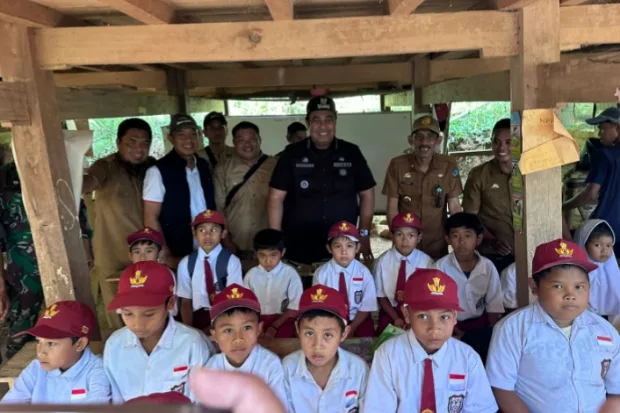 Puluhan Siswa di Desa Bontosomba Belajar di Kolong Rumah, Pemkab Maros Siapkan Anggaran Rp6 Miliar Perbaiki Sa