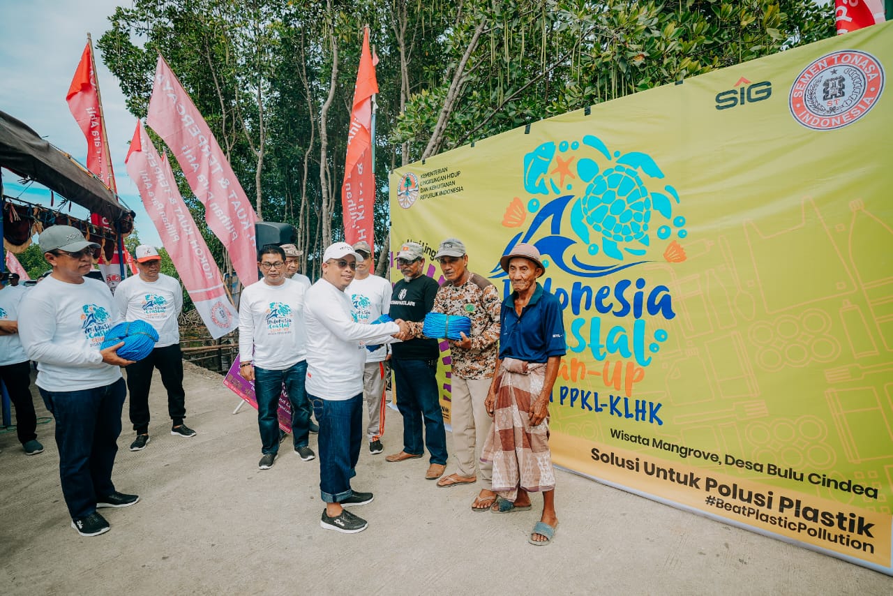 Semen Tonasa Komitmen Sejahterakan Pembudidaya Rumput Laut, Beri Bantuan 143 Paket Tali Pengikat